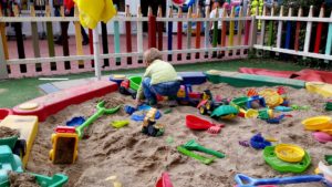 Sandkasten mit Spielzeug