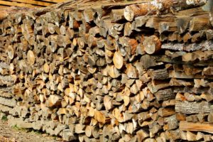 Ein Brennholzspalter woodpile-1698340_1920