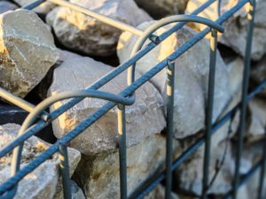 Die Steinmauer aus Gabionen