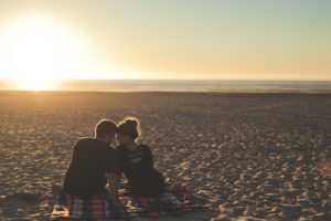 Das Picknicken mit Sonnenuntergang