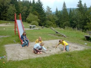 Worauf sollte man beim Spielzeugkauf für den Sandkasten achten?