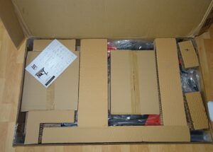 Verpackung und Lieferung des Elite Rocksolid Gaming-Tisches im Test