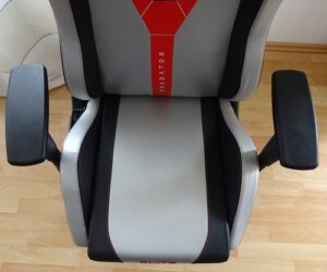 Verstellbare Sitzhöhe im Elite Gaming-Stuhl Predator Test